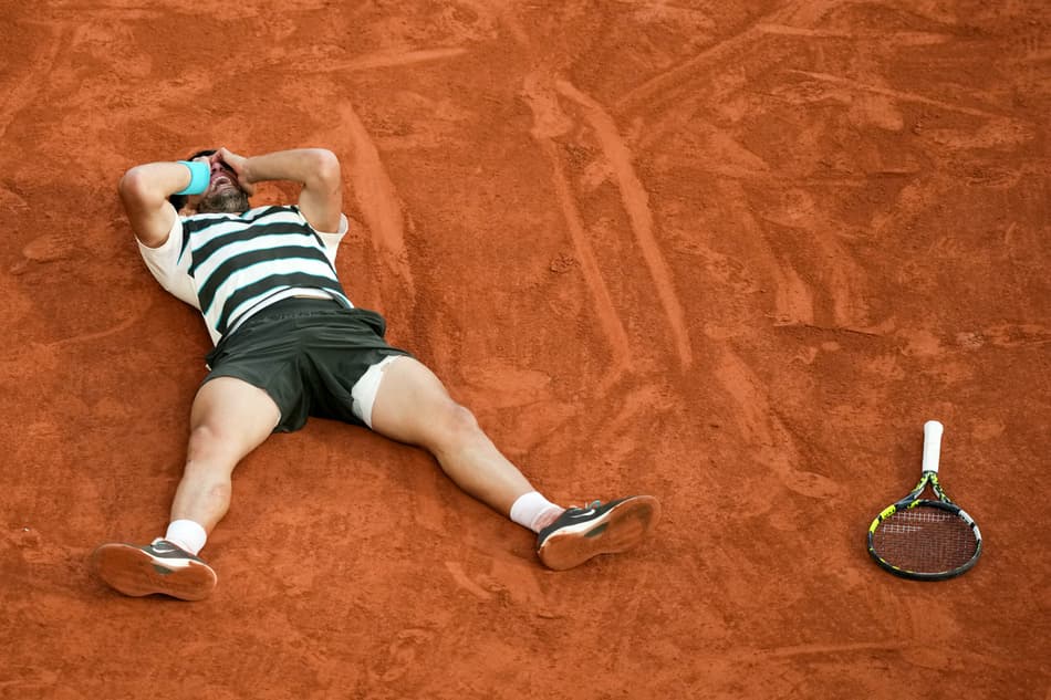 A emoção de Carlos Alcaraz com o bicampeonato de Roland Garros (Foto: Dimitar DILKOFF / AFP)