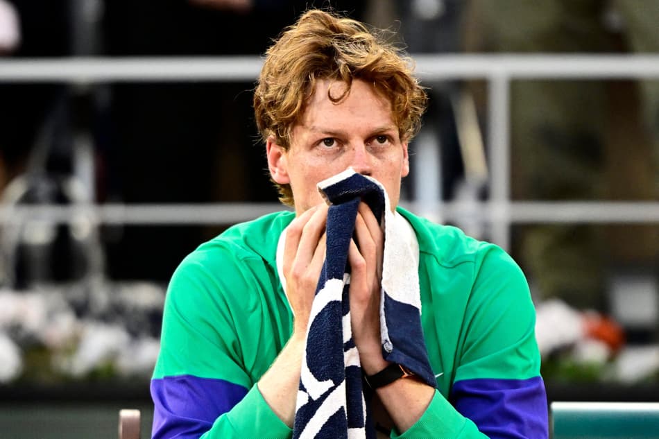 A frustração do italiano Jannik Sinner após perder a final de Roland Garros para Carlos Alcaraz (Foto: JULIEN DE ROSA / AFP)