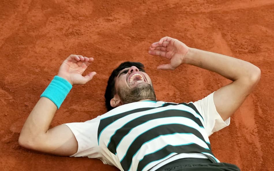 A emoção de Carlos Alcaraz ao conqauistar o bicampeoanto de Roland Garros (Foto: Dimitar DILKOFF / AFP)