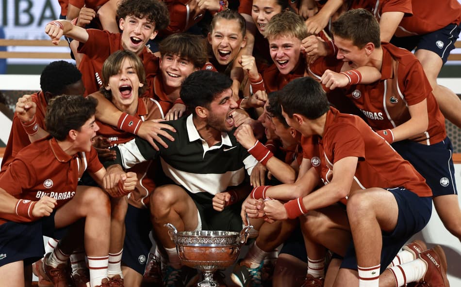 O espanhol Carlos Alcaraz comemora com os boleiros o segundo título de Roland Garros (Foto: Thibaud MORITZ / AFP)