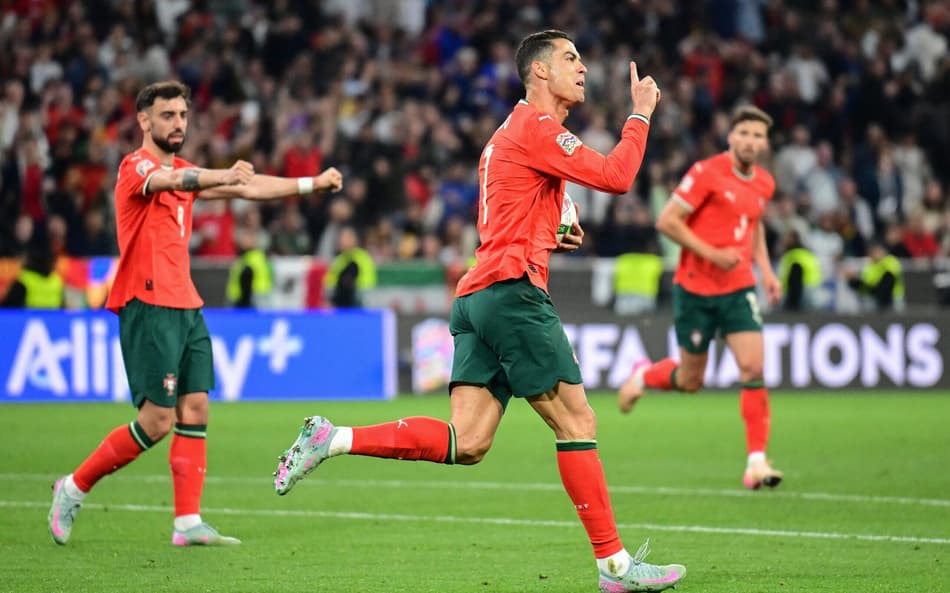 Cristiano Ronaldo fez um dos gols do título em Portugal x Espanha (Foto: Tobias SCHWARZ / AFP)