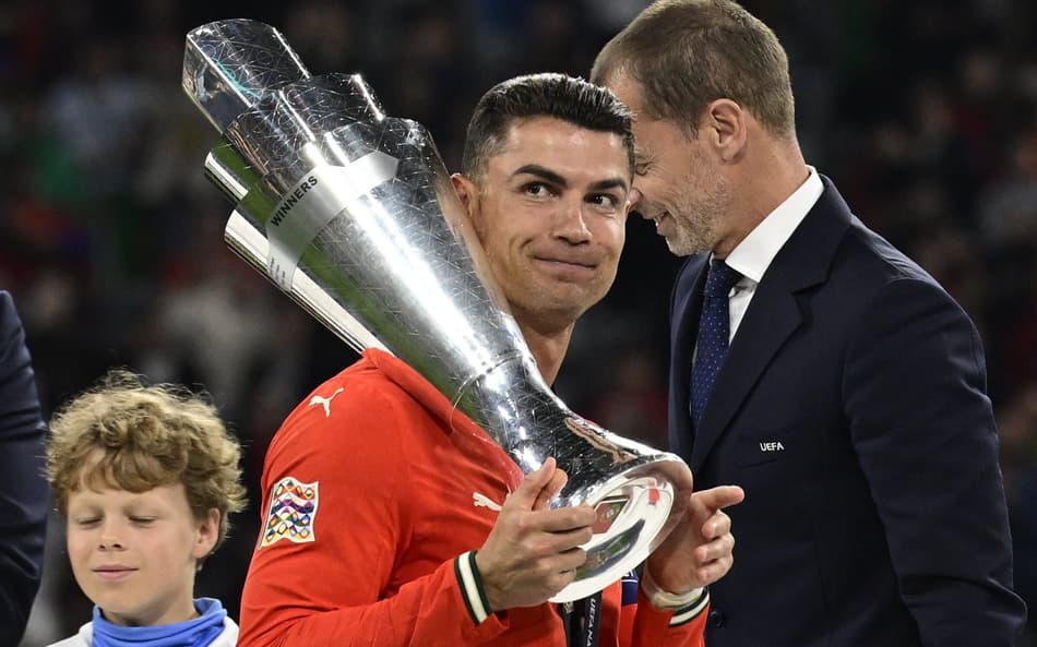 Cristiano Ronaldo levantou a taça da Nations League (Foto: John MACDOUGALL / AFP)