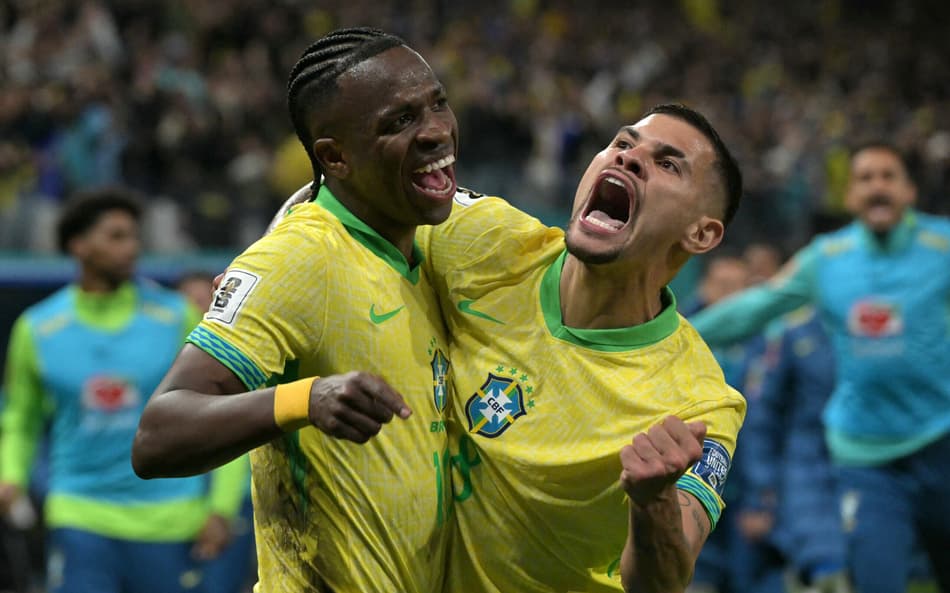 Vini Jr e Bruno Guimarães celebram gol da Seleção Brasileira (Foto: NELSON ALMEIDA / AFP)
