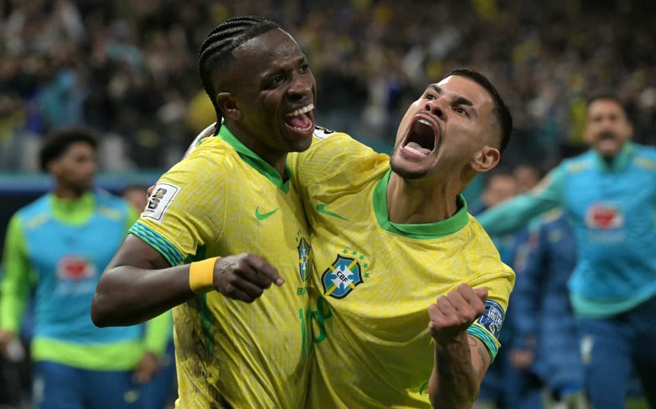 Vini Jr e Bruno Guimarães celebram gol da Seleção Brasileira (Foto: NELSON ALMEIDA / AFP)