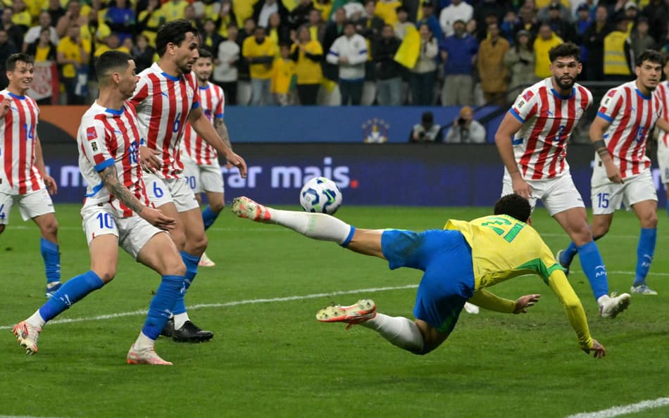 Matheus Cunha perdeu oportunidade de gol em Brasil x Paraguai (Foto: NELSON ALMEIDA / AFP)