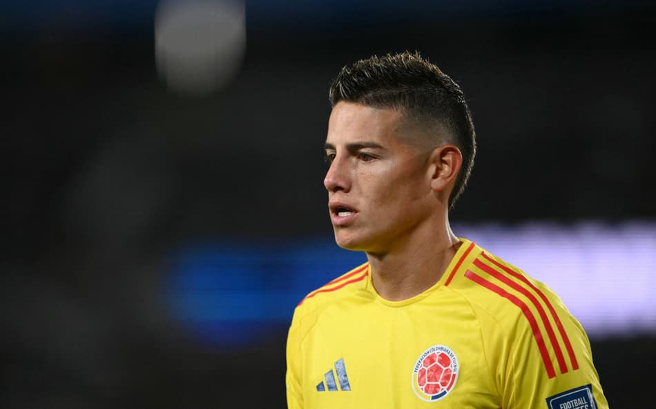 James Rodríguez em ação contra a Argentina pelas Eliminatórias (Foto: Luis Robayo/AFP)
