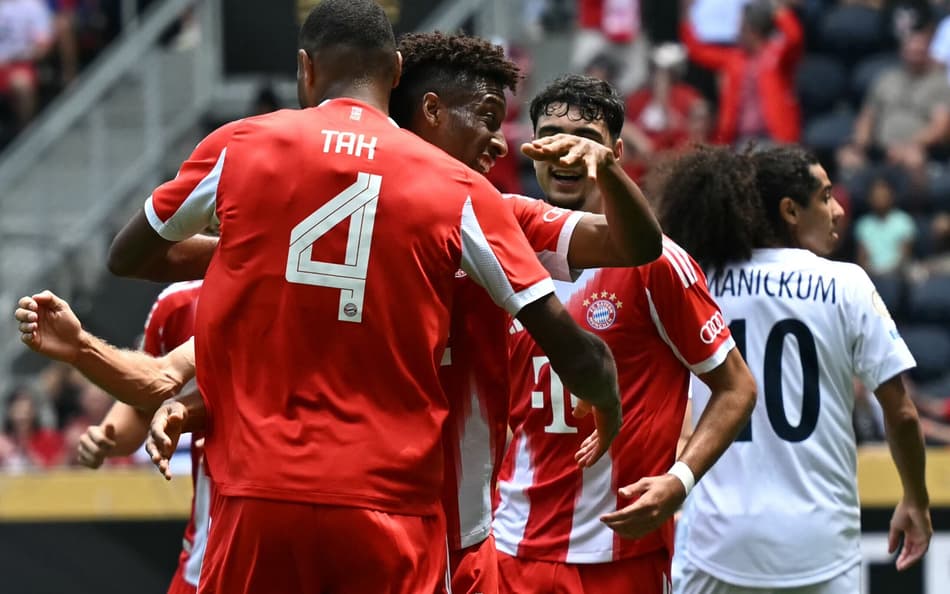 Coman comemora gol do Bayern contra o Auckland (Foto: Paul ELLIS / AFP)