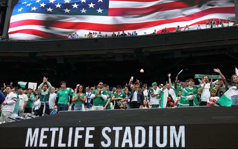 Torcida do Palmeiras contra o Porto na estreia do Mundial de Clubes (Foto: FRANCK FIFE / AFP)
