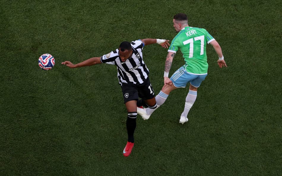 Marlon Freitas em ação na vitória do Botafogo sobre o Seattle Sounders (Foto: Ezra Shw/AFP)