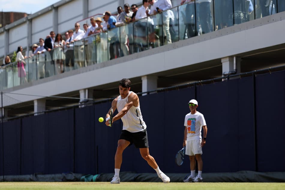 Carlos Alcaraz afia o backhand para a estreias em Londres