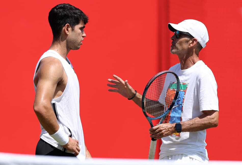 Carlos Alcaraz e o técnico Samuel Lopez (Foto: Adrian Dennis / AFP)