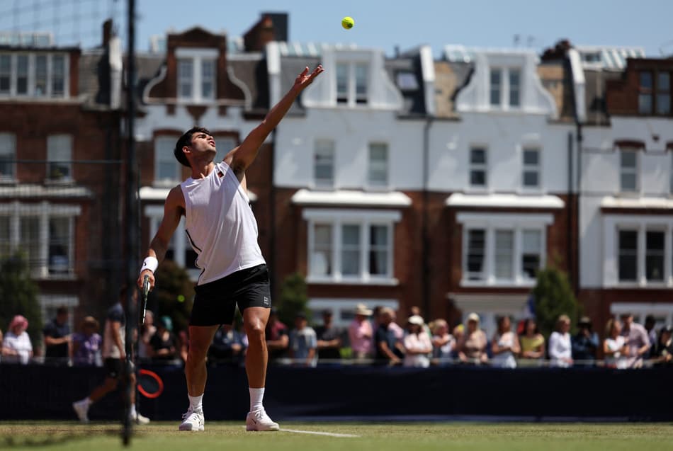 Carlos Alcaraz treina saque em Londres (Foto: Adrian Dennis / AFP)