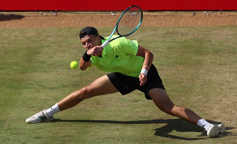 O tcheco Jakub Mensik se estica na partida contra o britânico Cameron Norrie