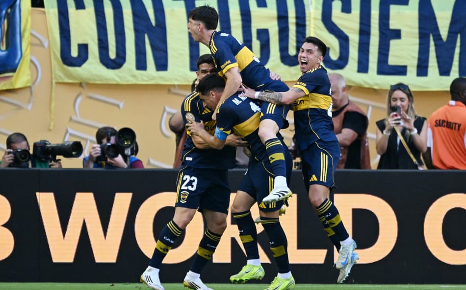Boca celebra gol de Merentiel contra o Benfica