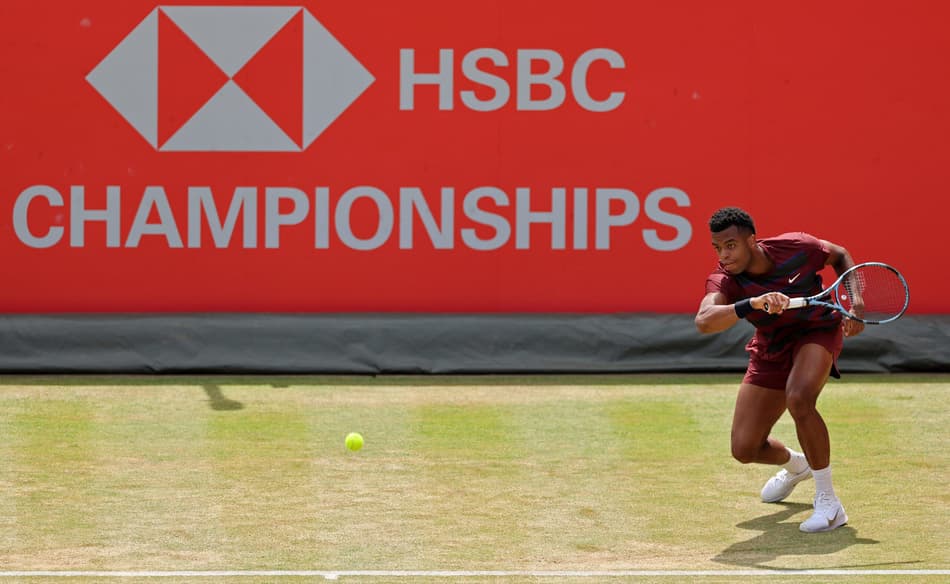 O francês Giovanni Mpetshi Perricard na partida contra o americano Brandon Nakashima (Foto: Adrian Dennis / AFP)