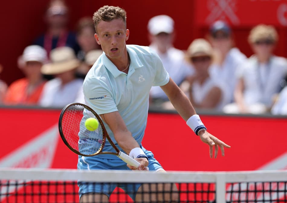 O tcheco Jiri Lehecka devolve a bola na vitória sobre o australiano Alex De Minaur (Photo by Adrian Dennis / AFP)