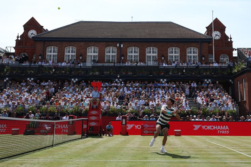 Alcaraz salta na partida contra o australiano Adam Walton (Foto: Adrian Dennis / AFP)