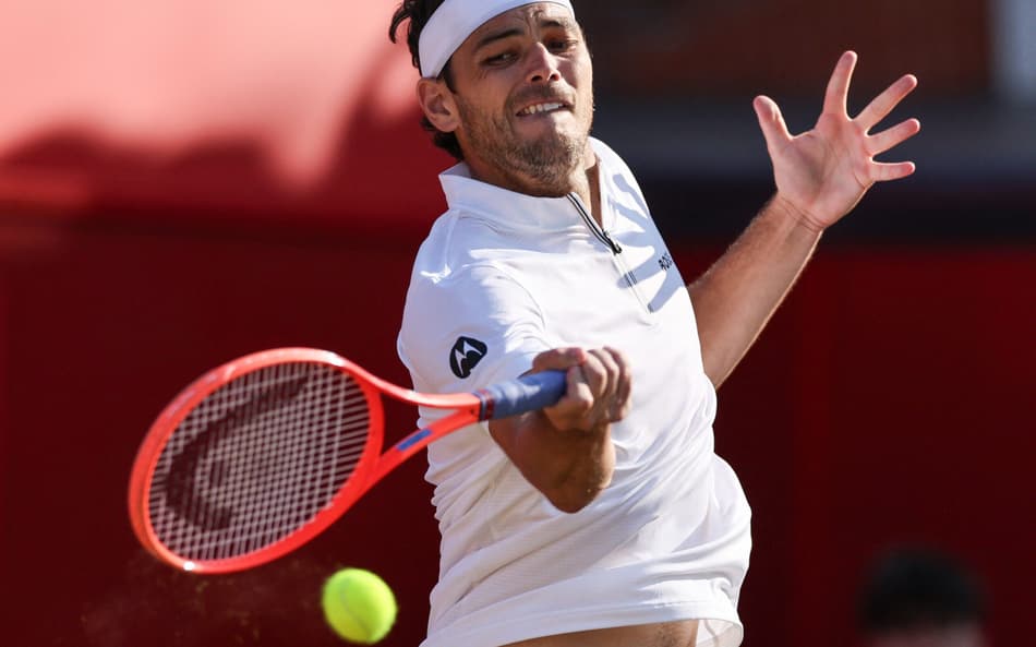 O americano Taylor Fritz na parida contra o francês Corentin Moutet no Queen's Club, de Londres (Foto: Adrian Dennis / AFP)