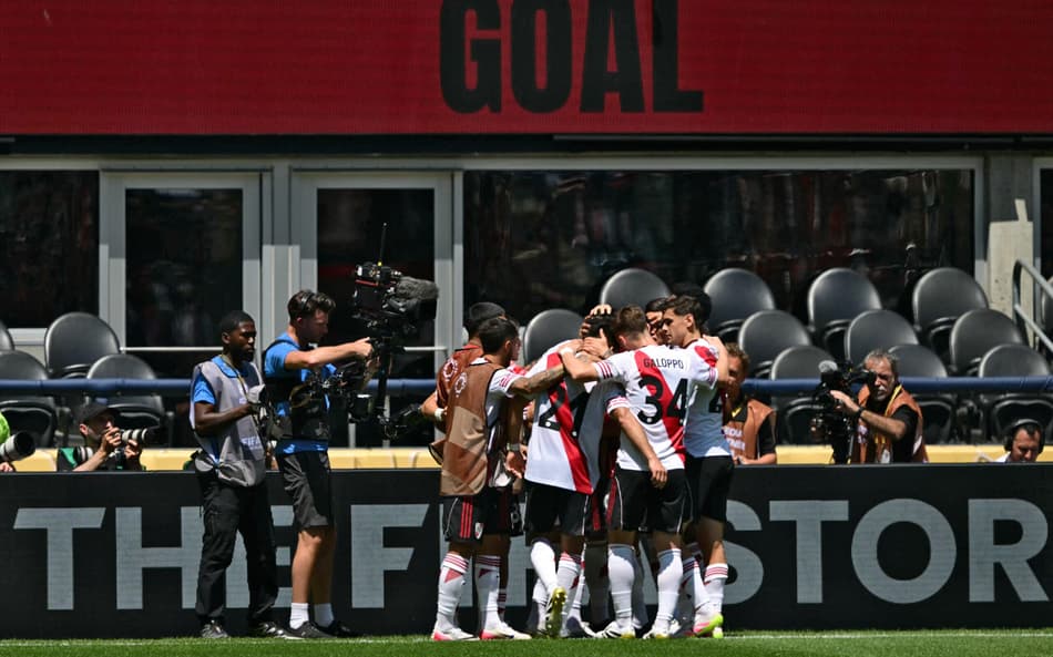 Jogadores do River comemoram gol na estreia do Mundial (Foto: Pablo Porciuncula/AFP)
