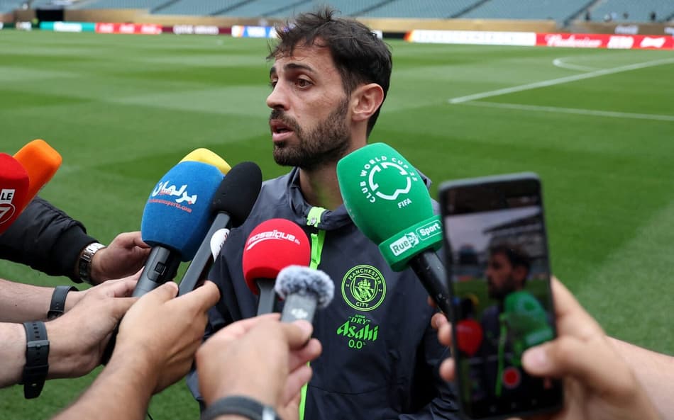 Bernardo Silva em entrevista pós-treino nos EUA (Foto: Franck Fife/AFP)