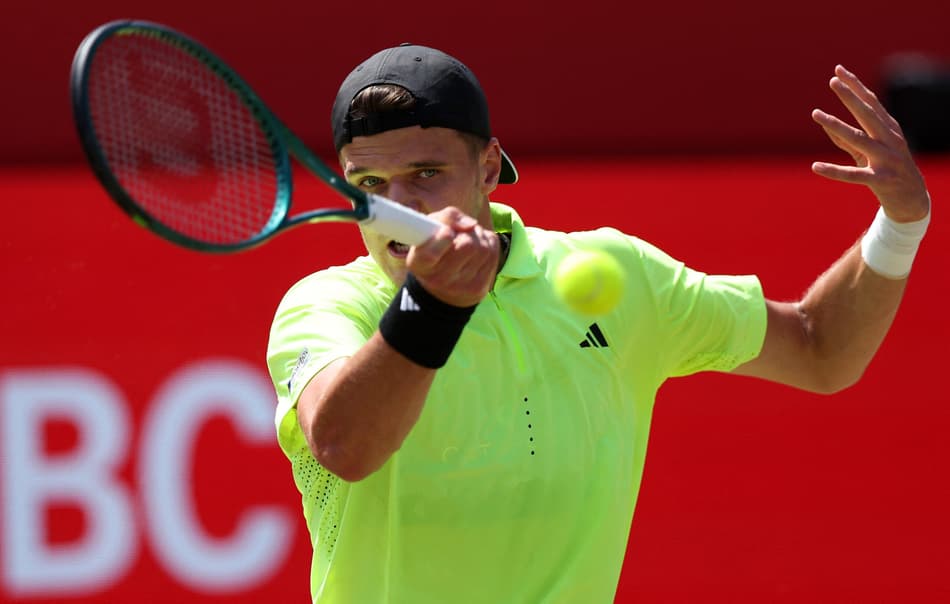 Mensik. campeão do Masters 1000 de Miami em março, caiu nas oitavas na grama de Londres (Photo by Adrian Dennis / AFP)
