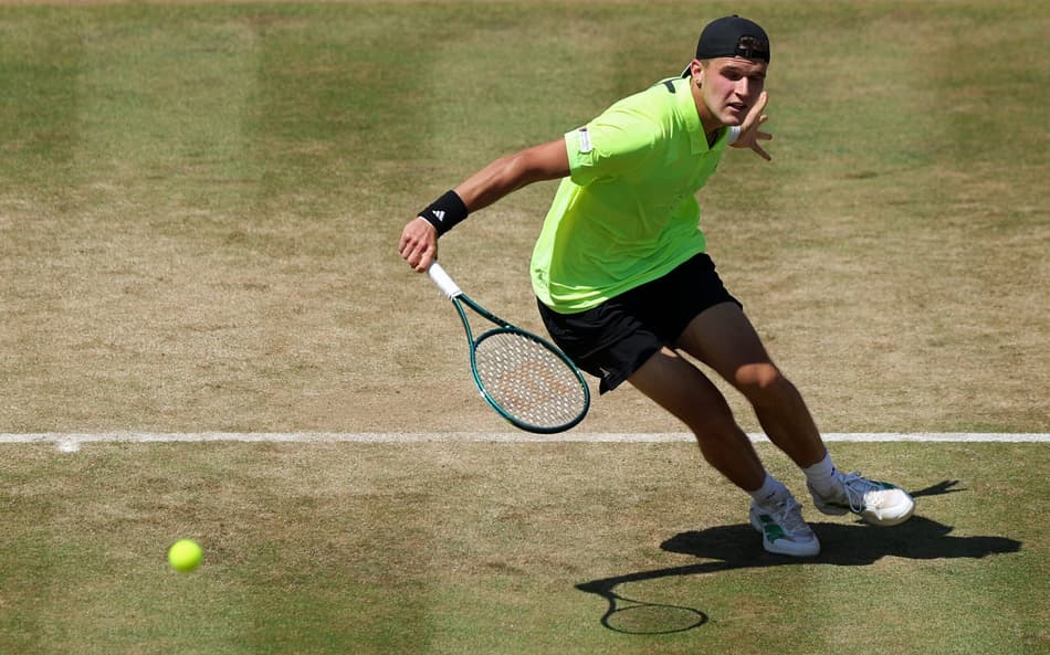 O tcheco Jakub Mensik na derrota para Agut em Londres (Adrian Dennis / AFP)