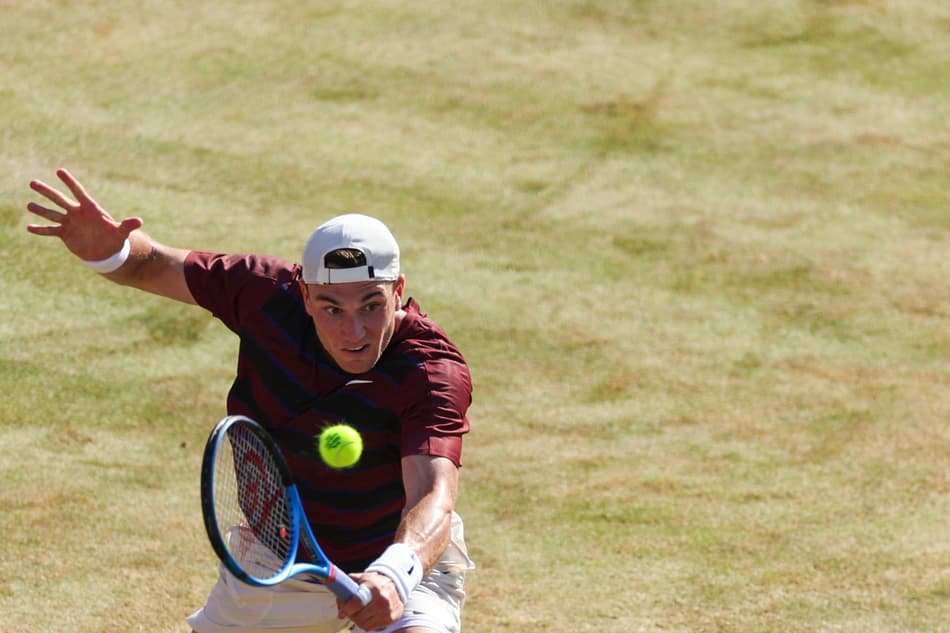 Jack Draper faz voleio de backhand na vitória em Londres (Photo by Adrian Dennis / AFP)