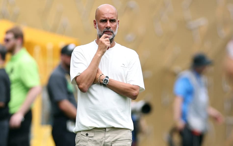 Guardiola na beira de campo em Manchester City x Wydad Casablanca no Mundial (Foto: CHARLY TRIBALLEAU / AFP)