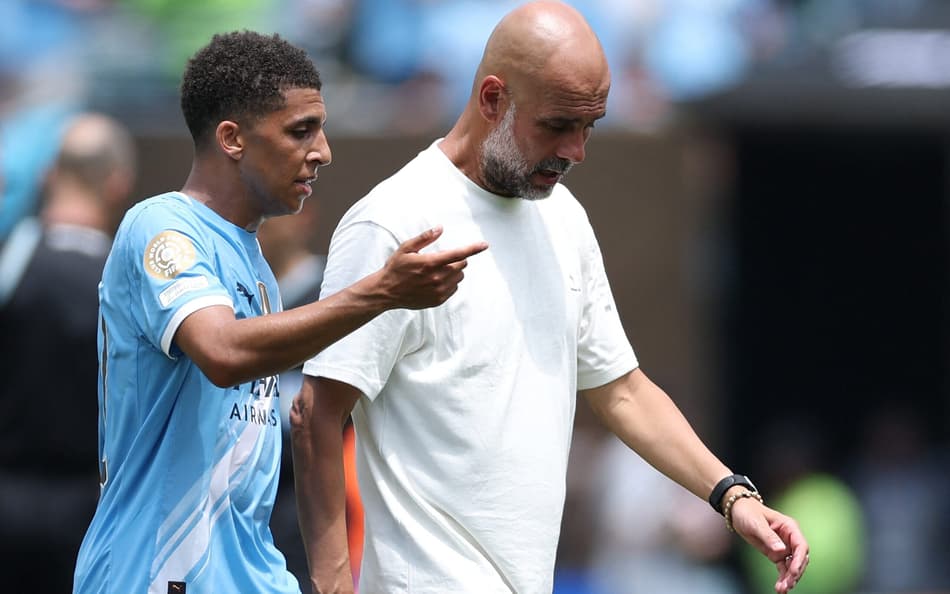 Pep Guardiola conversa com Rico Lewis, expulso posteriormente, durante o intervalo (Foto: Charly Triballeu/AFP)