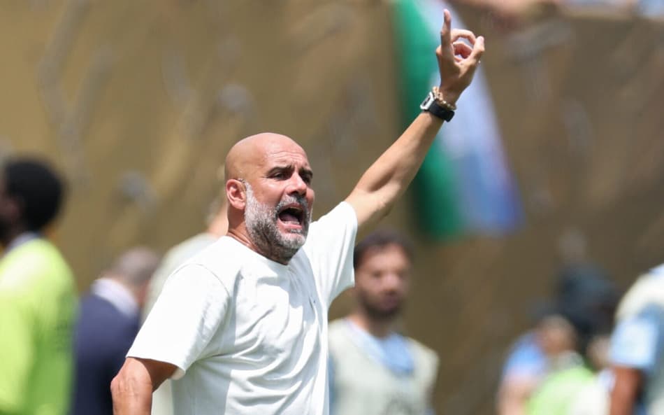 Guardiola na beira de campo em Manchester City x Wydad Casablanca (Foto: Charly TRIBALLEAU / AFP)