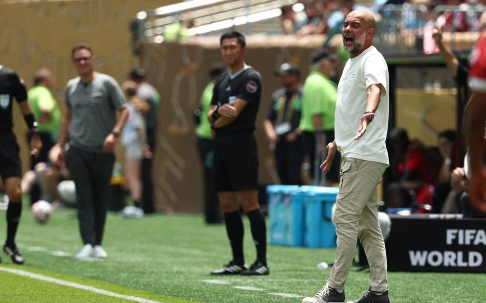Guardiola na beira do campo no jogo entre Manchester City x Wydad pelo Mundial (Foto: FRANCK FIFE / AFP)