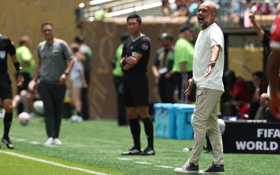 Guardiola na beira do campo no jogo entre Manchester City x Wydad pelo Mundial (Foto: FRANCK FIFE / AFP)