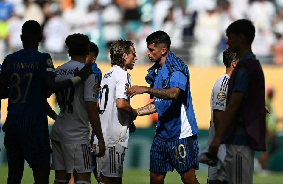 Modric e Cancelo se abraçam após Real Madrid x Al Hilal (Foto: Patricia DE MELO MOREIRA / AFP)