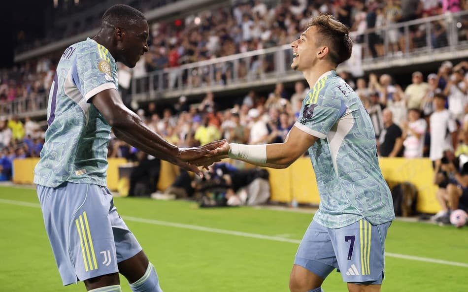 Francisco Conceição e Kolo Muani comemoram gol da Juventus sobre o Al Ain