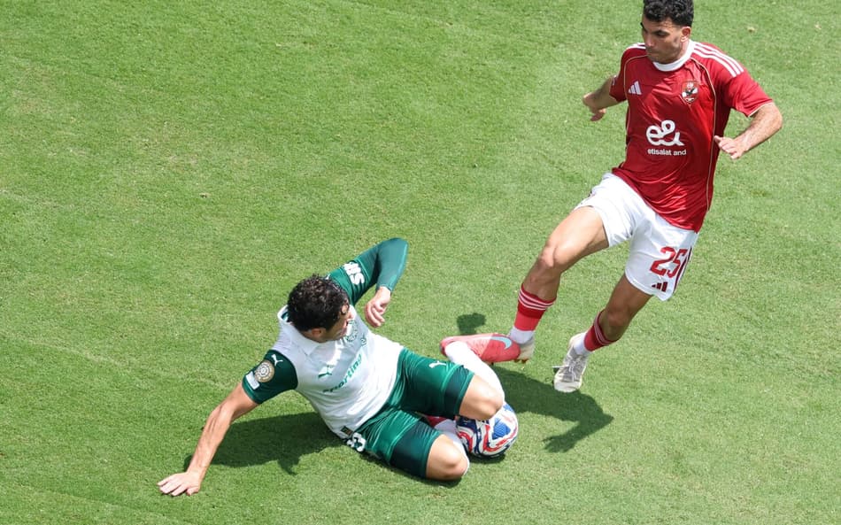 Veiga protagonizou lance polêmico em Palmeiras x Al-Ahly (Foto: CHARLY TRIBALLEAU / AFP)