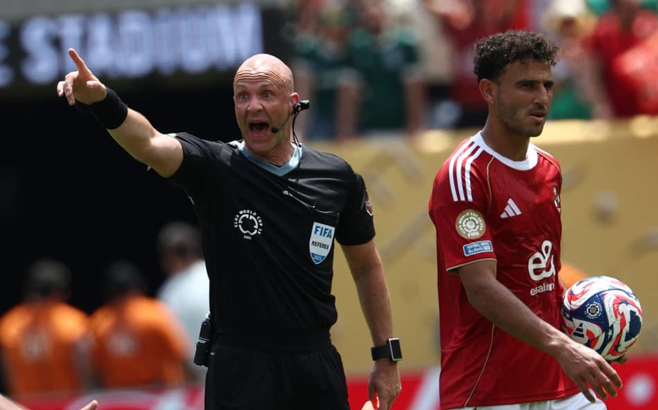 Anthony Taylor tem uma carreira marcada por polêmcias (Foto: Franck Fife / AFP)