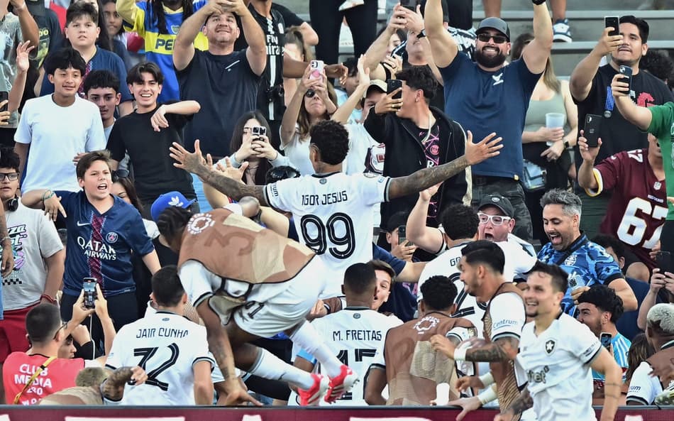 Igor Jesus comemorando gol do Botafogo com torcedores (Foto: Frederic J. Brown/AFP)