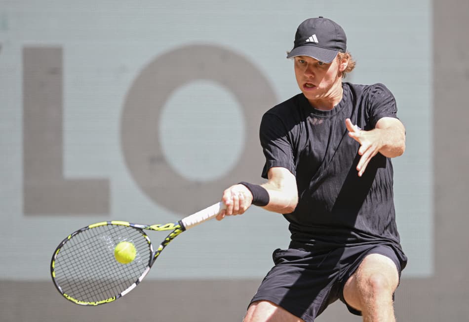 O americano Alex Michelsen parou nas quartas de final de Halle, diante de Medvedev (Foto: CARMEN JASPERSEN / AFP)