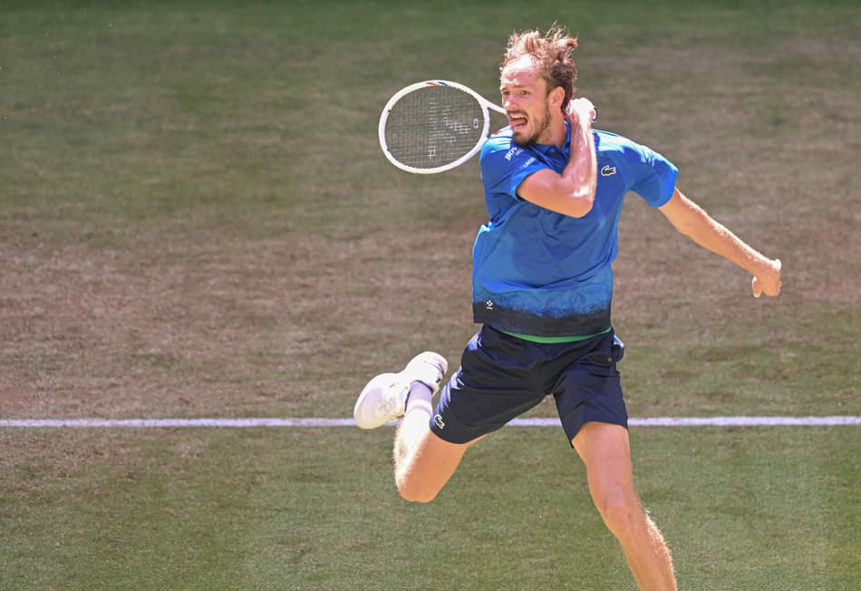 O russo Daniil Medvedev será o próximo rival de Zverev em Halle (Foto: CARMEN JASPERSEN / AFP)