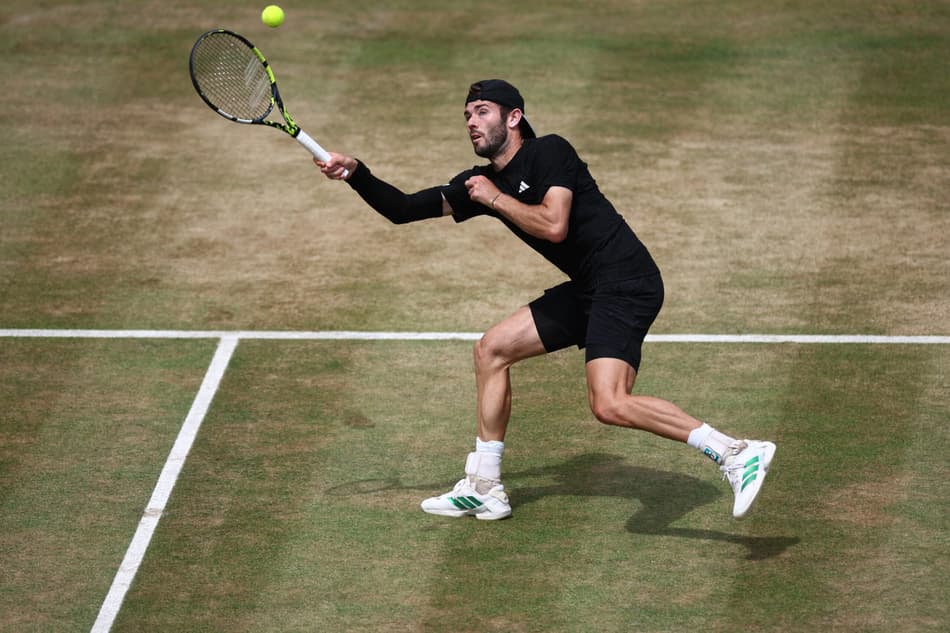 O britânico Jacob Fearnley foi derrotado pelo tcheco Lehecka nas quartas de final (Foto: HENRY NICHOLLS / AFP)