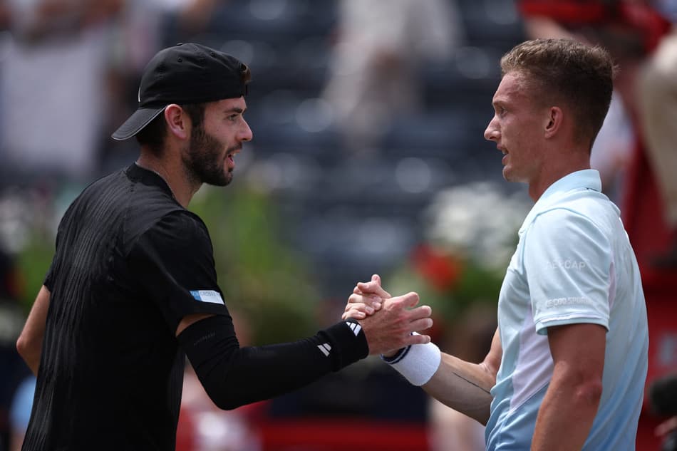 O tcheco Jiri Lehecka cumprimenta o britânico Jacob Fearnley após a vitória em Londres