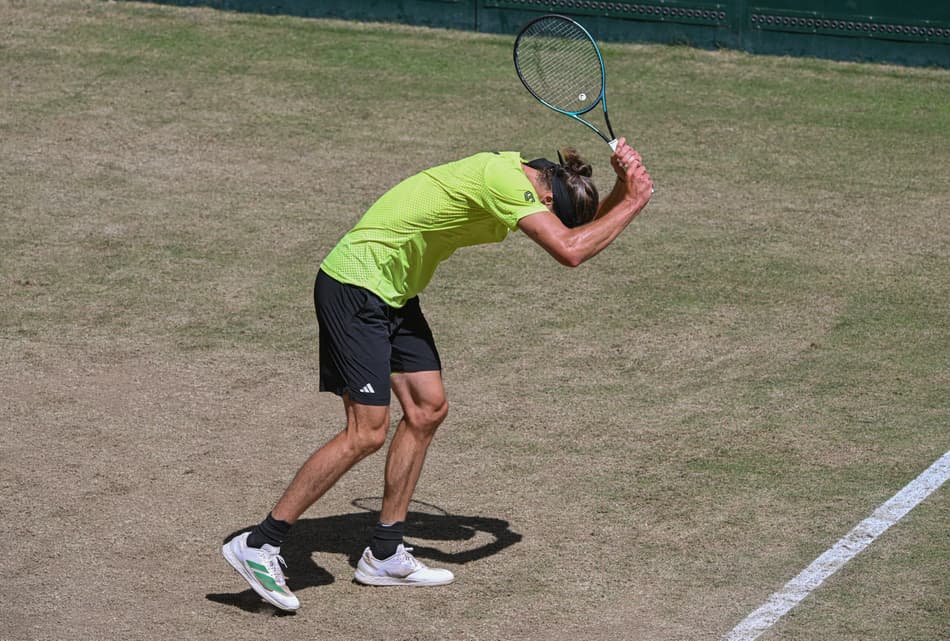 A irritação de Alexander Zverev na vitória sobre o italiano Flavio Cobolli na Alemanha (Foto: CARMEN JASPERSEN / AFP)