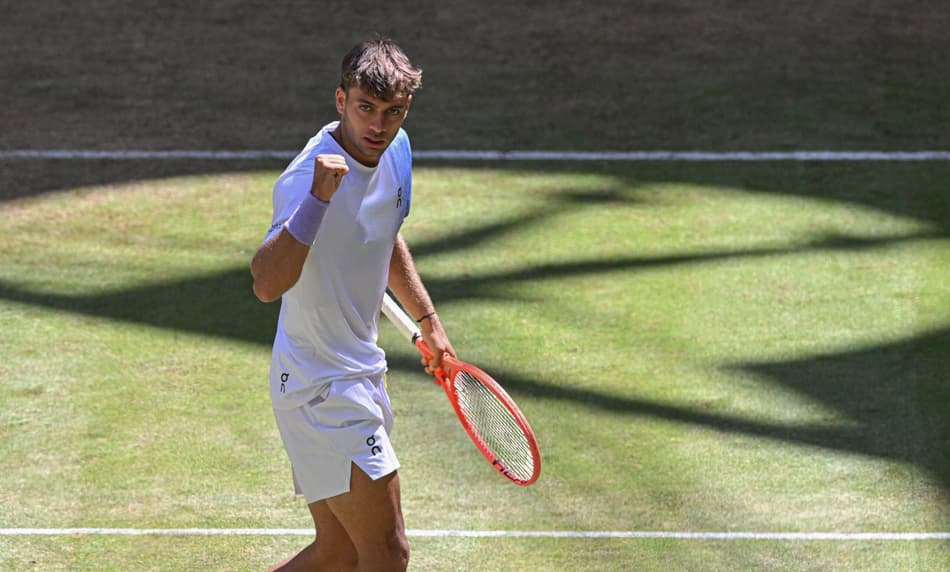 O italiano Flavio Cobolli comemora ponto na derrota para o anfitrião Alexander Zverev em Halle (Foto: CARMEN JASPERSEN / AFP)