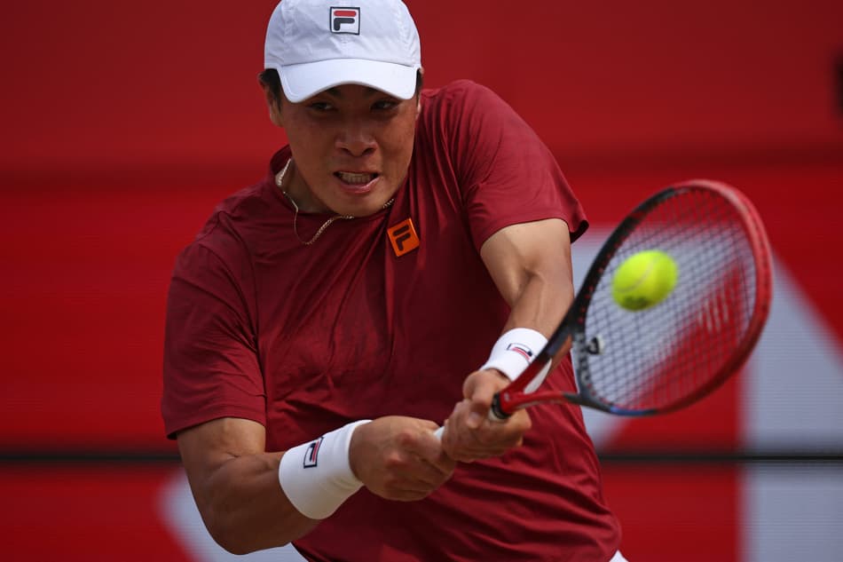O americano Brandon Nakashima devolve a bola na derrota para Draper (Foto: HENRY NICHOLLS / AFP)