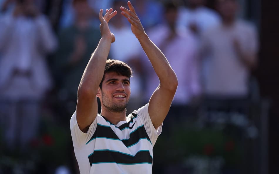 O espanhol Carlos Alcaraz comemora a vitória contra o francês Arthur Rinderknech durante a partida de tênis das quartas de final do torneio de simples masculino no Campeonato de Tênis HSBC ATP, no Queen's Club, no oeste de Londres, em 20 de junho de 2025. (Foto de HENRY NICHOLLS / AFP)