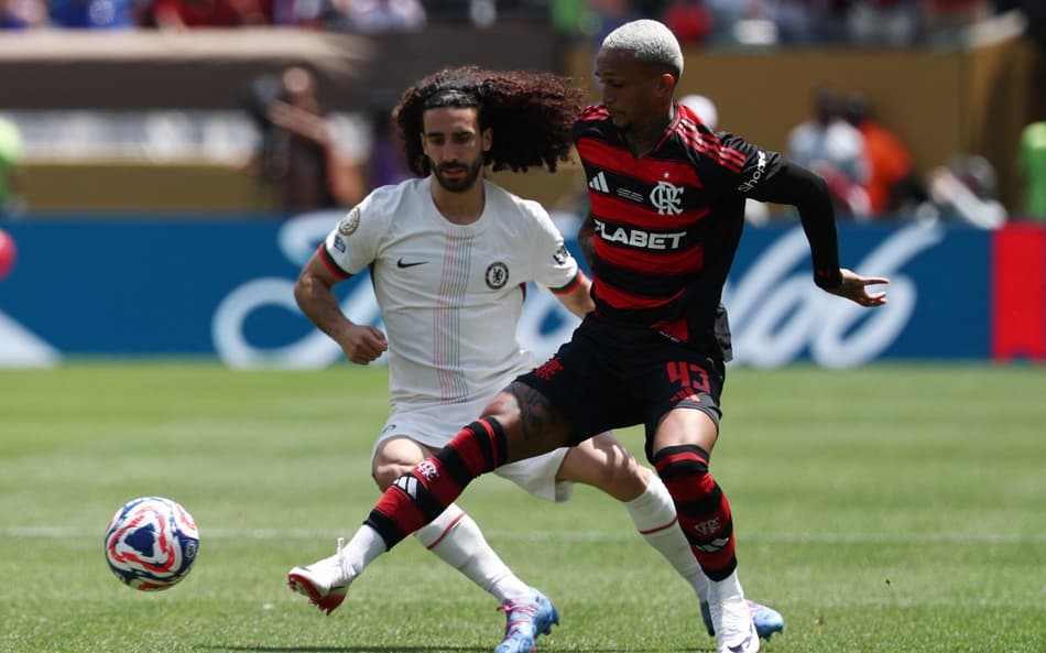 Cucurella disputa bola com Wesley em Flamento x Chelsea