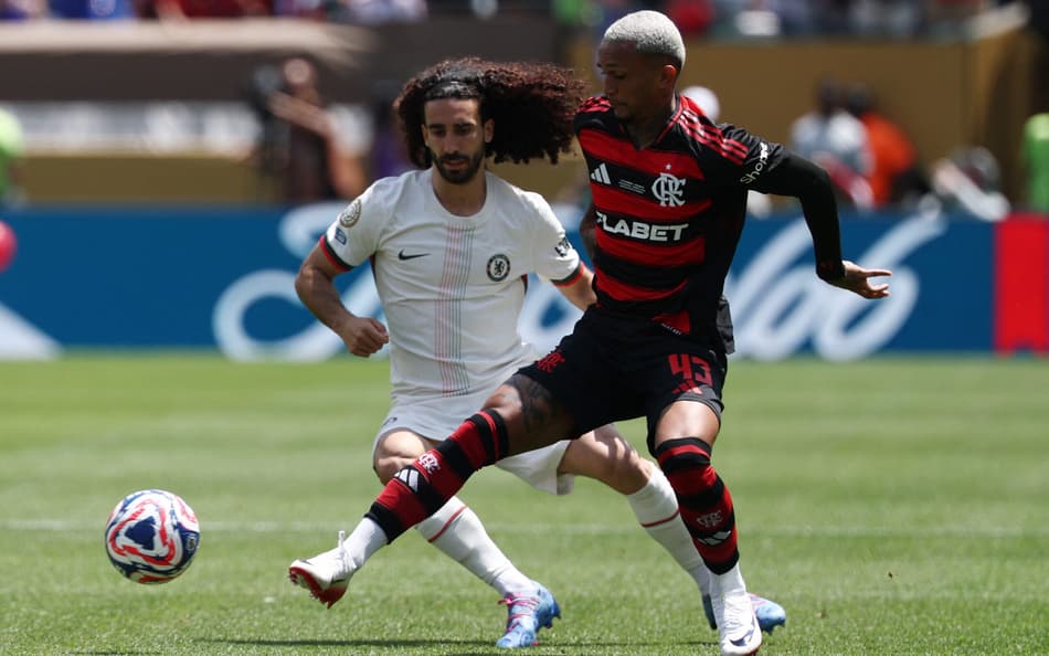 Cucurella disputa bola com Wesley em Flamento x Chelsea