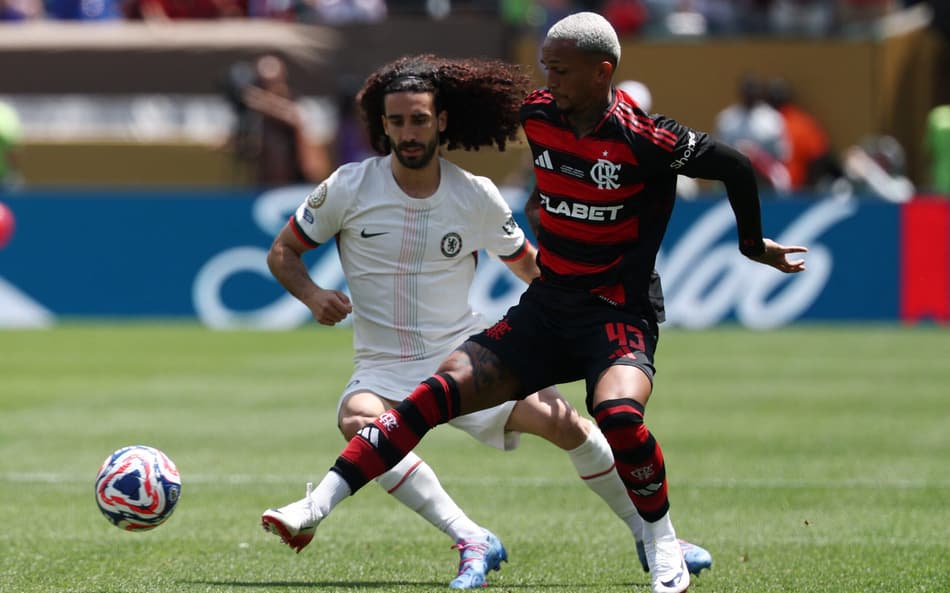 Cucurella disputa bola com Wesley em Flamento x Chelsea