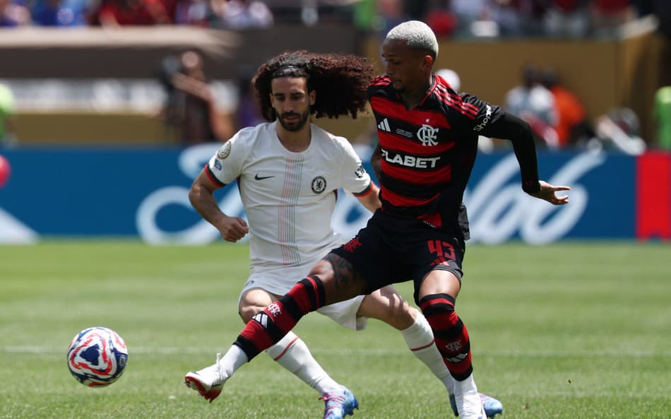 Cucurella e Wesley disputam bola em Flamengo x Chelsea (Foto: FRANCK FIFE / AFP)