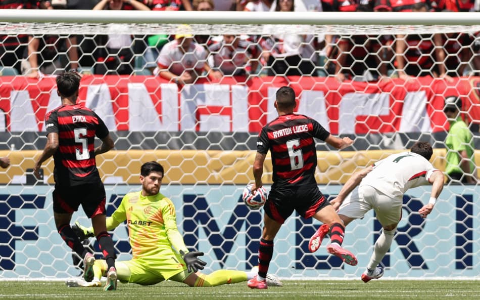 Pedro Neto marca diante do Flamengo